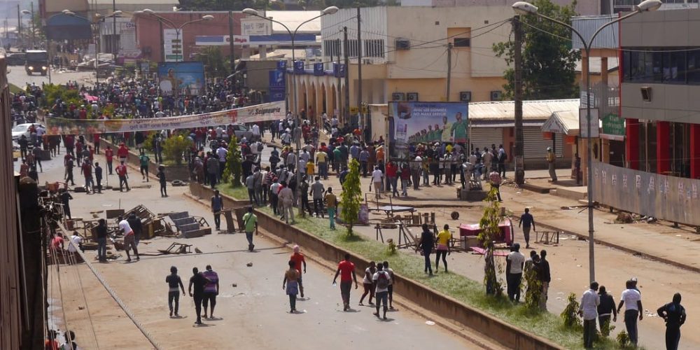 Anti-government demonstrators block a road in Bamenda, Cameroon, December 8, 2016. REUTERS/Stringer - RTSVBFL